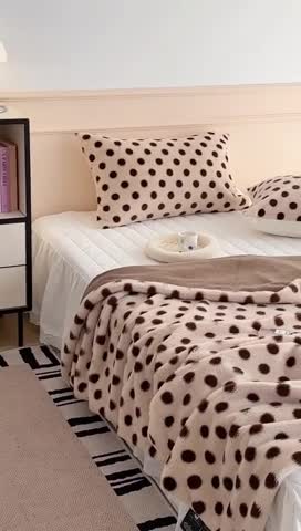 91家纺网 家纺一手货源 找家纺 昔可 2023新款波点兔兔绒毛毯 枕套焦糖波点