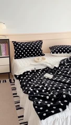 91家纺网 家纺一手货源 找家纺 昔可 2023新款波点兔兔绒毛毯 毛毯黑底波点