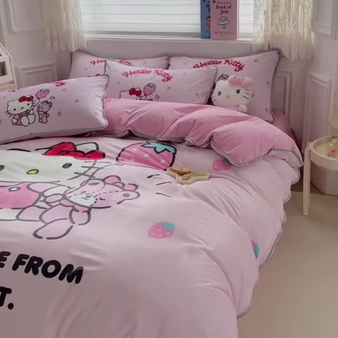 91家纺网 家纺一手货源 找家纺 蘭菲家纺 2023新款宝宝绒卡通印花四件套及单品 草莓派