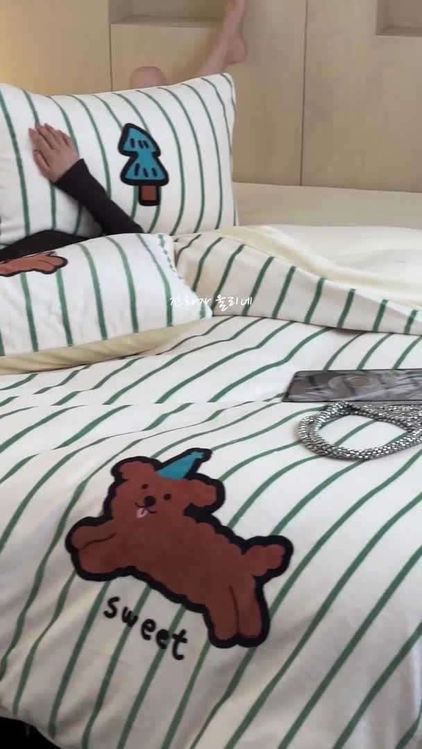 91家纺网 家纺一手货源 找家纺 昔可 2023新款大版数码印花牛奶绒四件套 圣诞帽狗狗