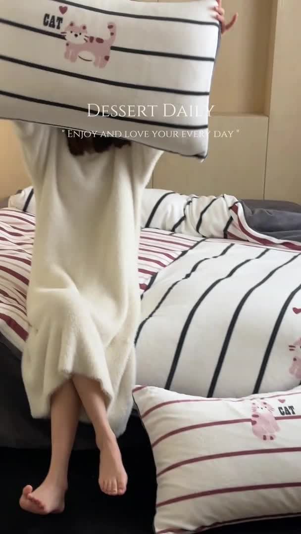 91家纺网 家纺一手货源 找家纺 昔可 2023新款大版数码印花牛奶绒四件套 拼接条纹爱心猫