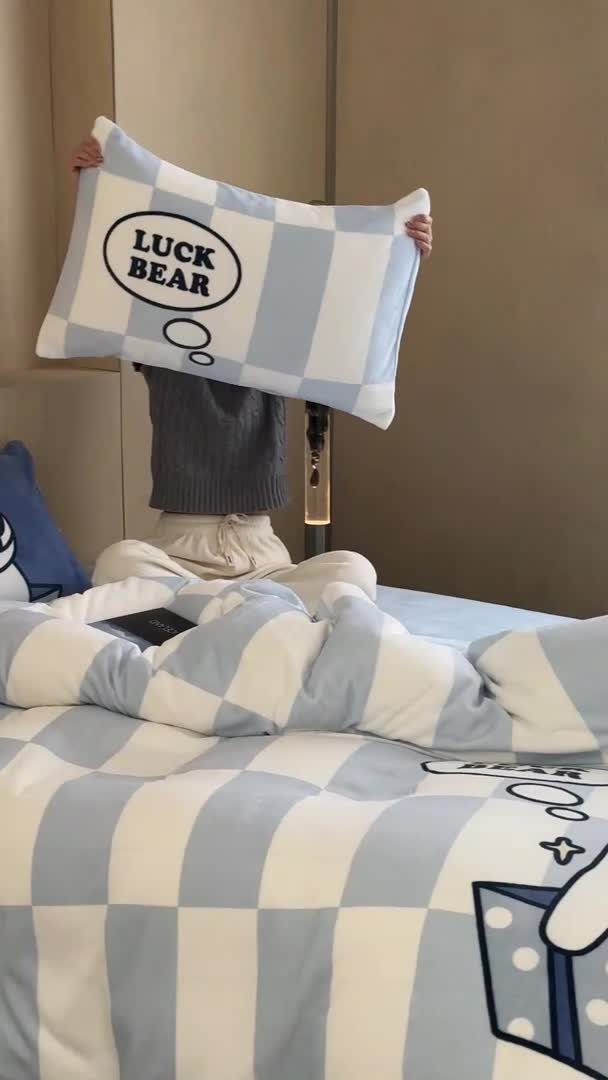 91家纺网 家纺一手货源 找家纺 昔可 2023新款大版数码印花牛奶绒四件套 蓝格礼物熊