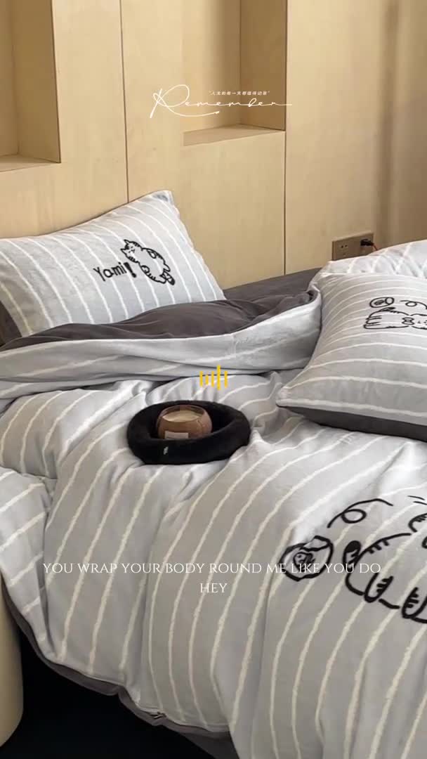 91家纺网 家纺一手货源 找家纺 昔可 2023新款大版数码印花牛奶绒四件套 灰条绅士猫