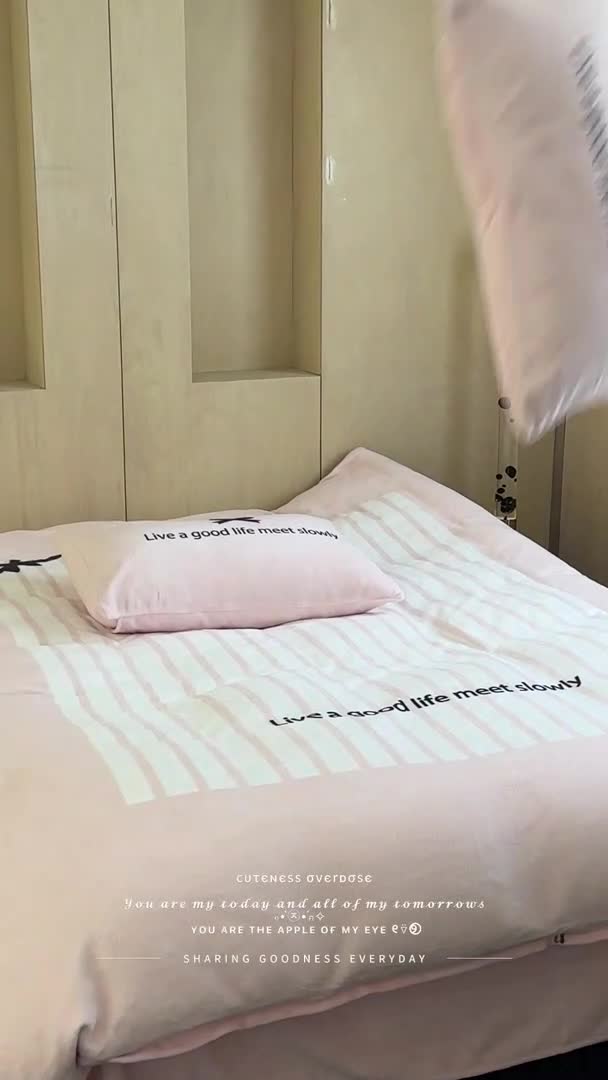 91家纺网 家纺一手货源 找家纺 昔可 2023新款大版数码印花牛奶绒四件套 粉色赫本蝴蝶结