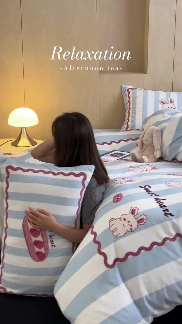 91家纺网 家纺一手货源 找家纺 昔可 2023新款大版数码印花牛奶绒四件套 草莓魔法棒兔