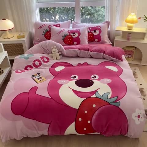 91家纺网 家纺一手货源 找家纺 喜梦缘 2025新款大版卡通牛奶绒印花四件套 草莓熊