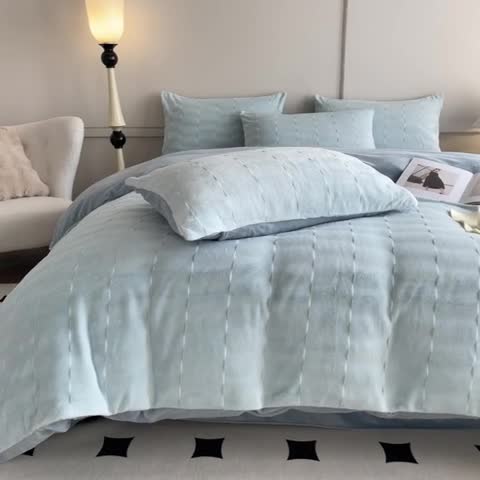 91家纺网 家纺一手货源 找家纺 子曰 2024新款牛奶兔兔泡泡绒四件套 天空蓝