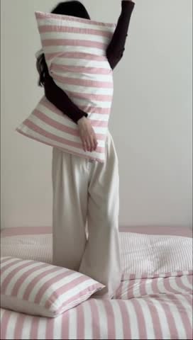 91家纺网 家纺一手货源 找家纺 玛奇朵 2023新款色织双层皱纱-韩系条纹四件套 韩系条纹-桃粉