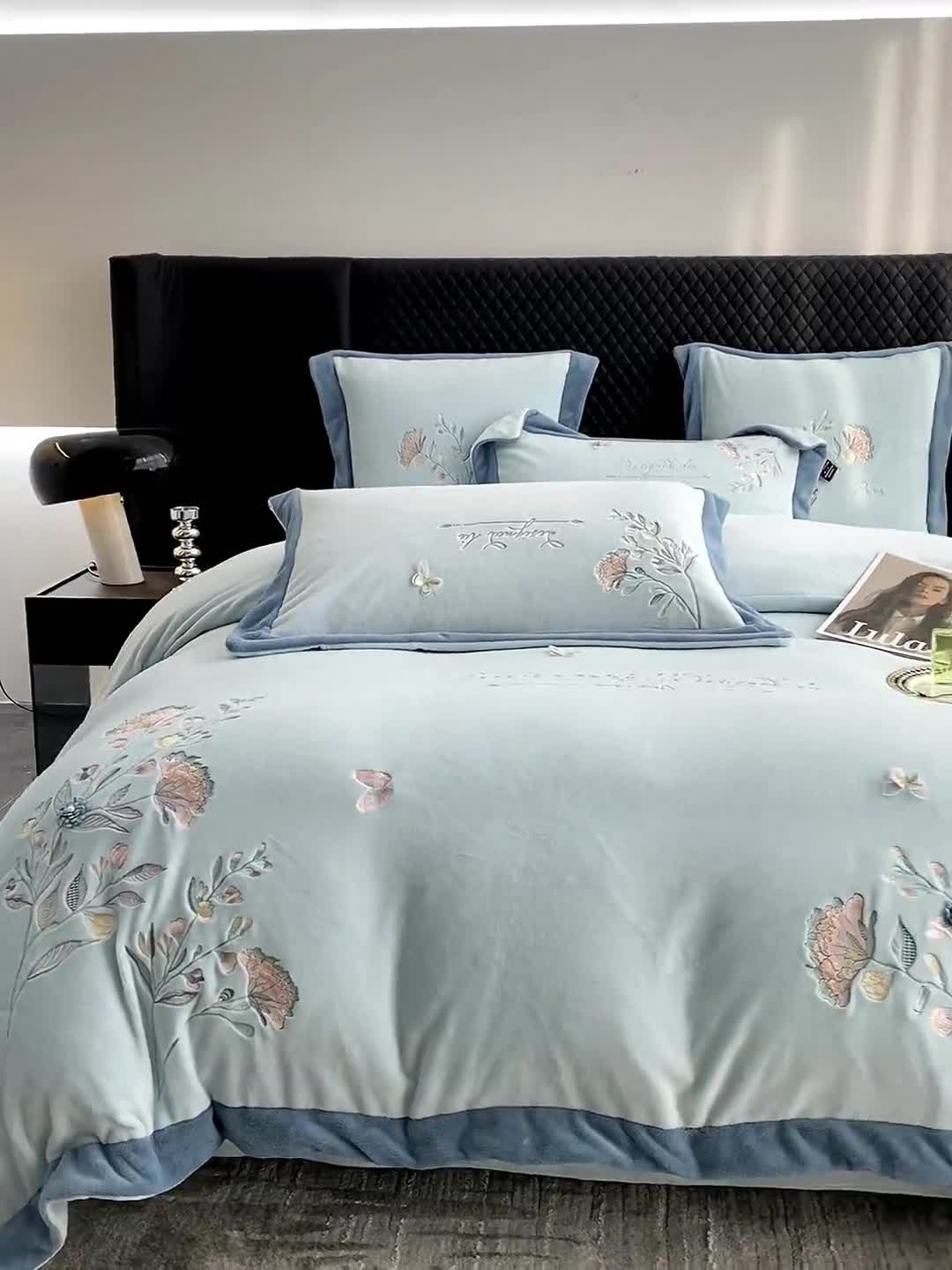 91家纺网 家纺一手货源 找家纺 品家居 2025新款牛奶绒绣花四件套-蝶舞恋花 蓝色