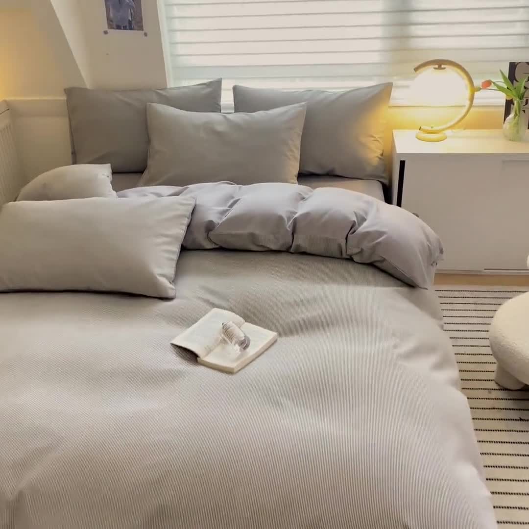91家纺网 家纺一手货源 找家纺 慕尚 2025新款全棉磨毛印花系列四件套 细条雅致灰