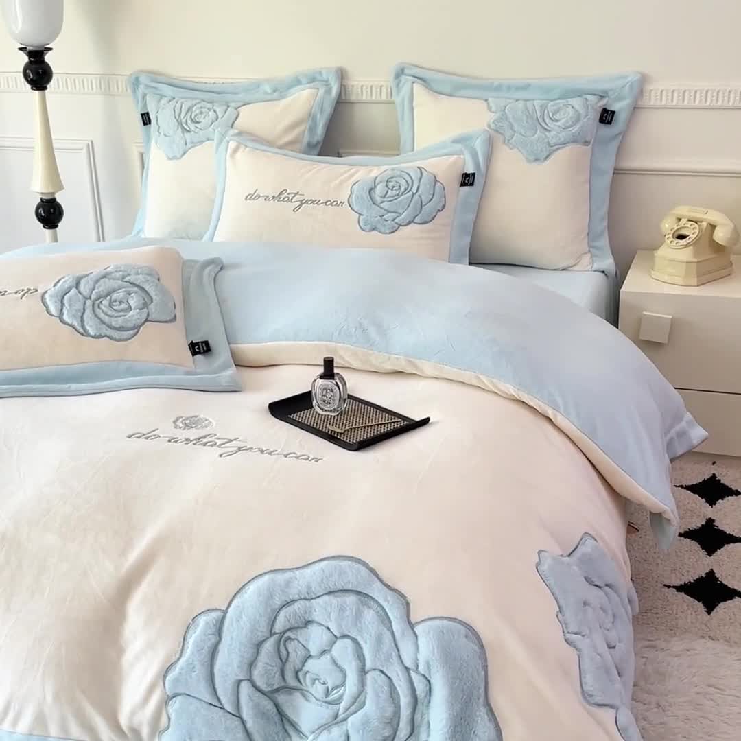 91家纺网 家纺一手货源 找家纺 品家居 2025新款牛奶绒贴布绣花四件套-安妮 安妮-蓝