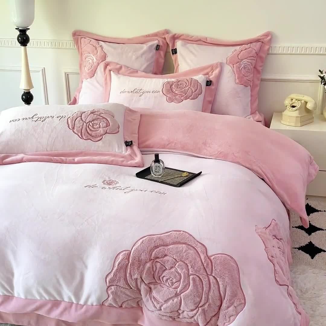 91家纺网 家纺一手货源 找家纺 品家居 2025新款牛奶绒贴布绣花四件套-安妮 安妮-粉