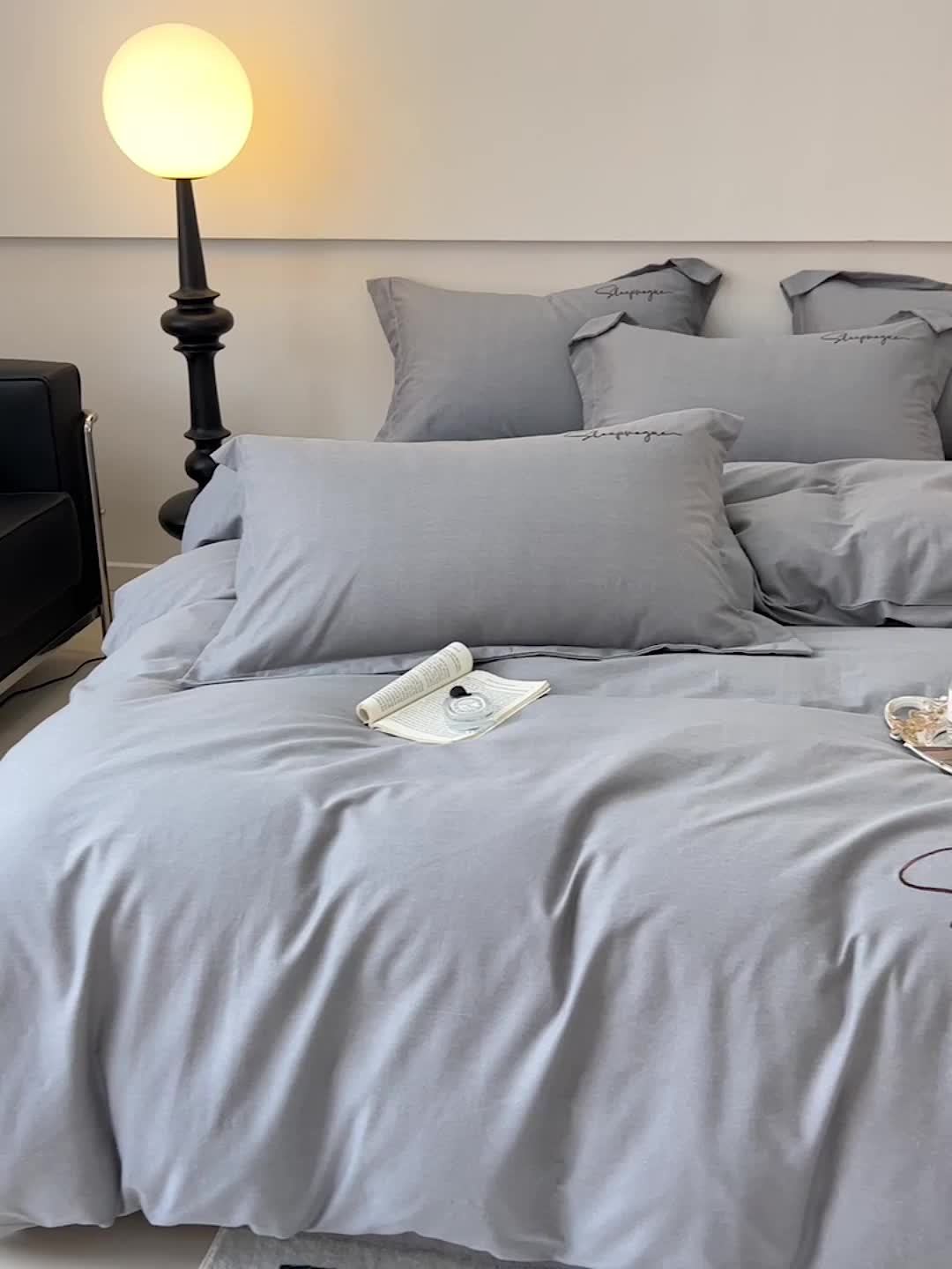 91家纺网 家纺一手货源 找家纺 慕尚家纺 2025新款全棉磨毛英文字母绣系列四件套 艾丽灰