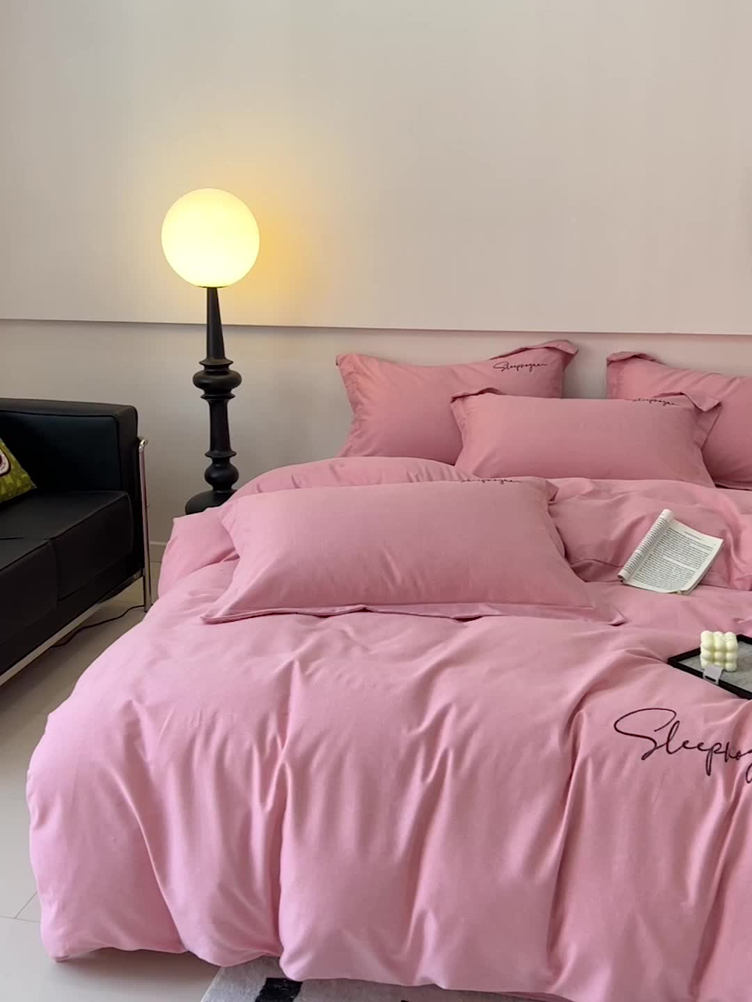 91家纺网 家纺一手货源 找家纺 慕尚家纺 2025新款全棉磨毛英文字母绣系列四件套 艾丽粉