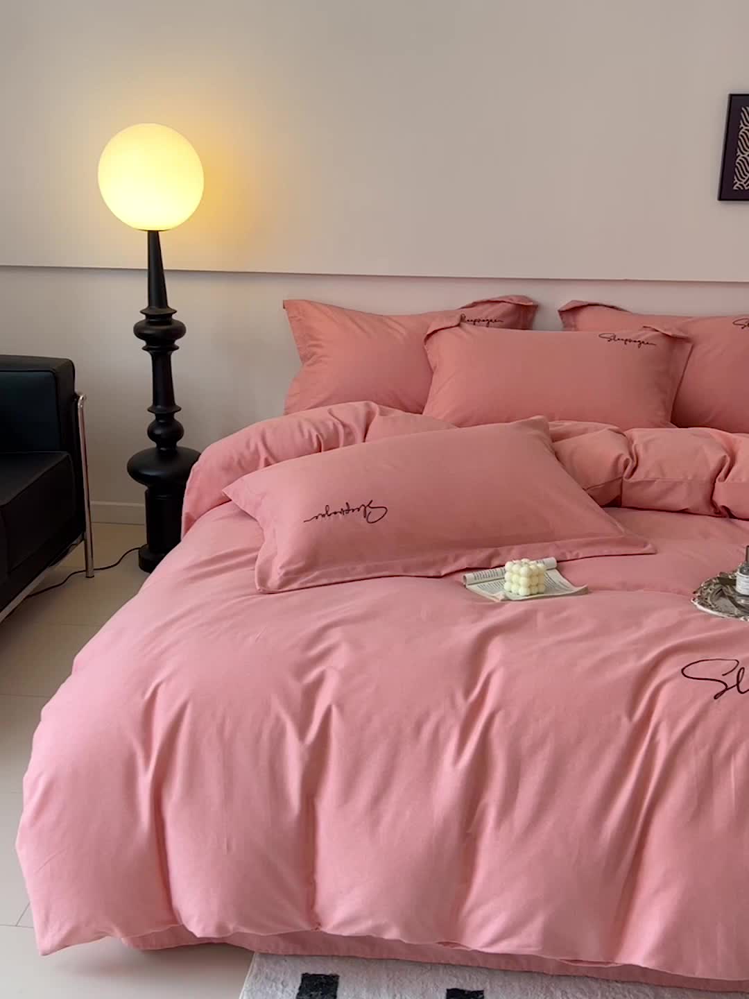 91家纺网 家纺一手货源 找家纺 慕尚家纺 2025新款全棉磨毛英文字母绣系列四件套 艾丽桃粉