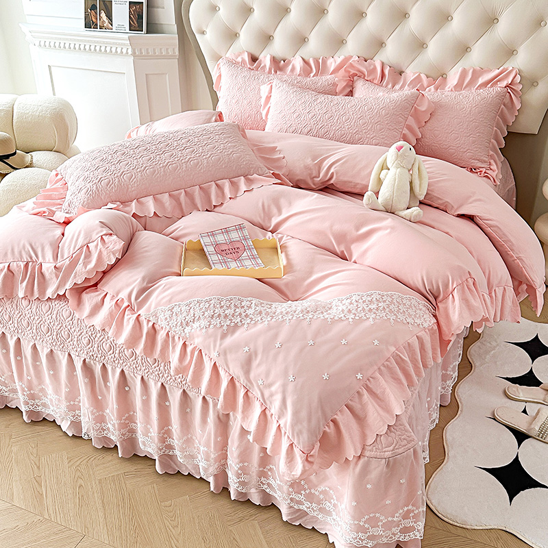 91家纺网 家纺一手货源 找家纺  漫布云2025春夏新款A类母婴级双层纱棉麻蕾丝花边床盖四件套—安妮系列