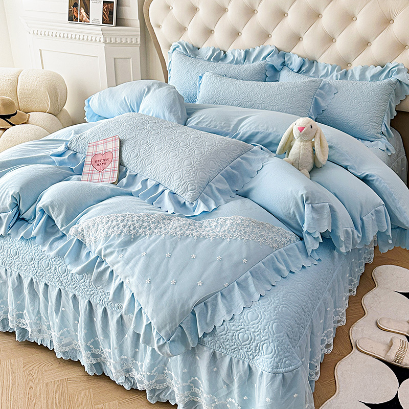 91家纺网 家纺一手货源 找家纺  漫布云2025春夏新款A类母婴级双层纱棉麻蕾丝花边床盖四件套—安妮系列