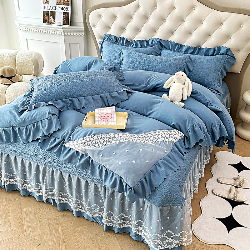 91家纺网 家纺一手货源 找家纺  漫布云2025春夏新款A类母婴级双层纱棉麻蕾丝花边床盖四件套—安妮系列